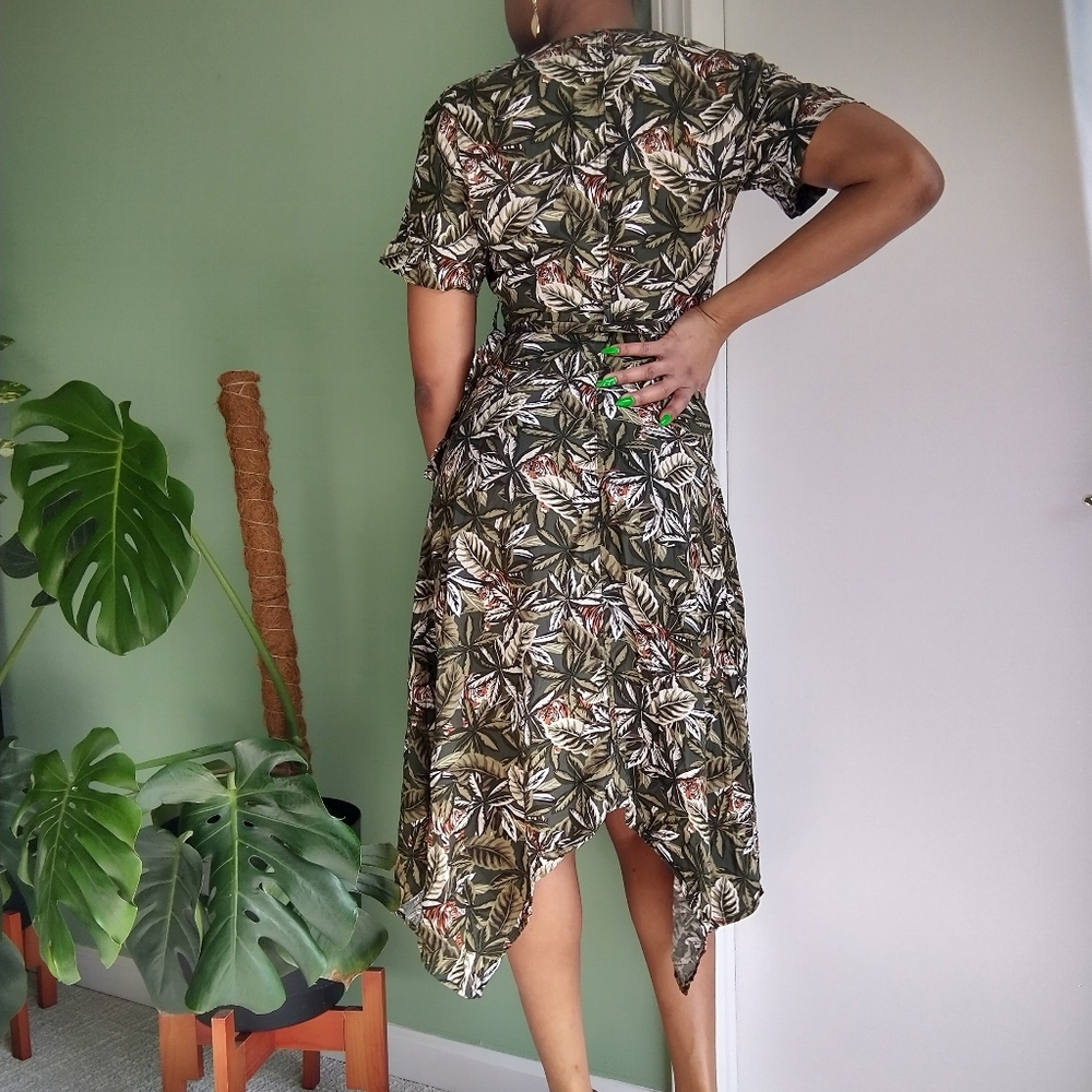 Banana republic's women green tiger printed handkerchief hem wrap dress - Picture 4 of 11